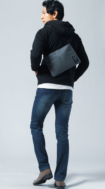 メンズにおすすめの秋コーデに映える黒パーカーとナイロンサコッシュのシンプルスタイル