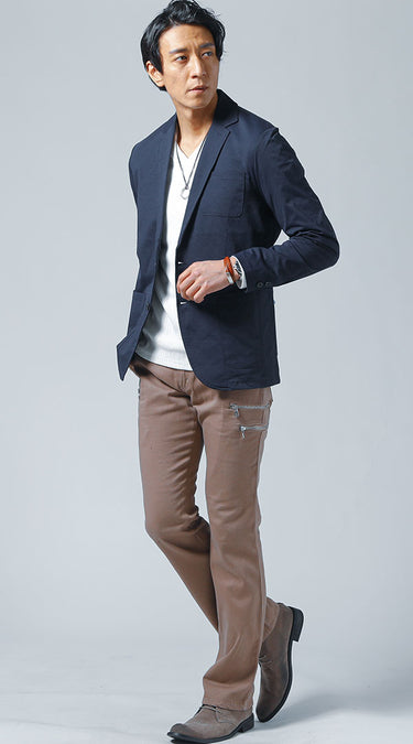 ネイビージャケット×VネックTシャツのコーデ