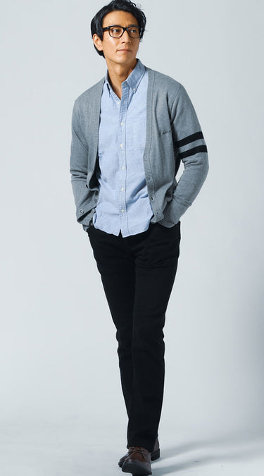 グレーカーディガンとブルーシャツのコーディネート画像