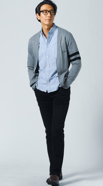 サックスブルーシャツのメンズコーデ