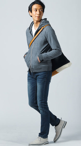 メンズにおすすめの1泊旅行向けグレーパーカーとデニムにショルダーバッグを合わせたおしゃれな旅行コーデ