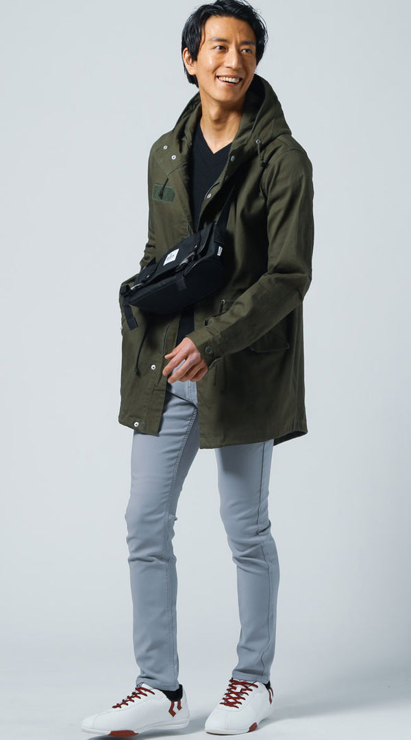 薄いグレー色とカーキ色を組み合わせるときには黒色をいっしょにつかいメリハリをつけるコーデ例