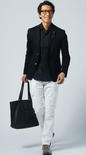 黒シャツのメンズコーデ