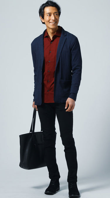 黒パンツに合う色のトップスと組み合わせた黒パンツのメンズコーデ例