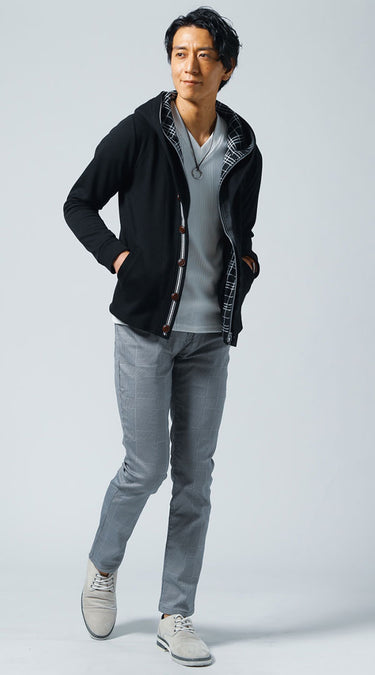 スニーカーとアンクルパンツを合わせたメンズコーディネート