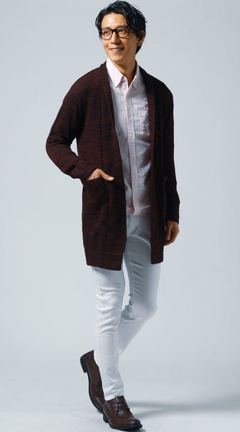 ピンクシャツのメンズコーデ