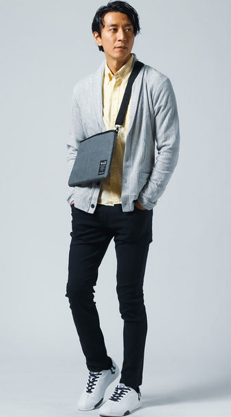 メンズにおすすめの秋冬会食コーデに使えるカーゴパンツと黒シャツスタイル