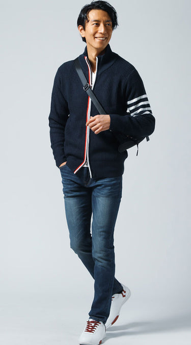 メンズにおすすめのネイビーニット×デニムパンツコーデ
