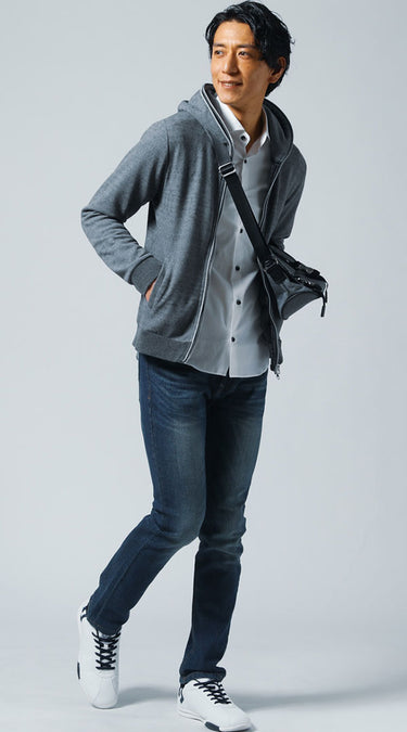 おすすめの冬の白シャツ×パーカーメンズコーデ