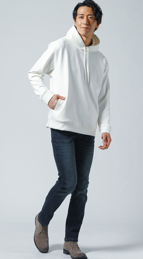 白のパーカー×濃紺デニムメンズコーデ