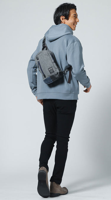 メンズにおすすめのショルダーバッグを背負っている男性