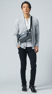 グレーカーディガンに合うズボンとのコーディネート