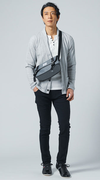 ネイビーパンツとグレーカーディガンのコーディネート画像