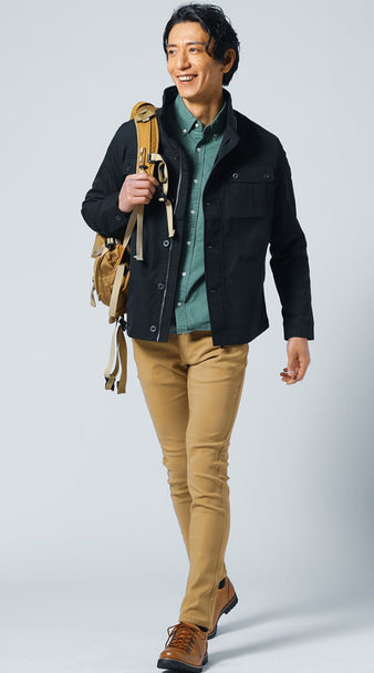 メンズにおすすめの日本製カーキシャツとジャケットのアウトドア風コーデ