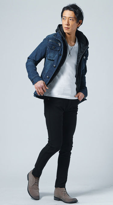 デニム素材ブルゾンを軽快に着こなす