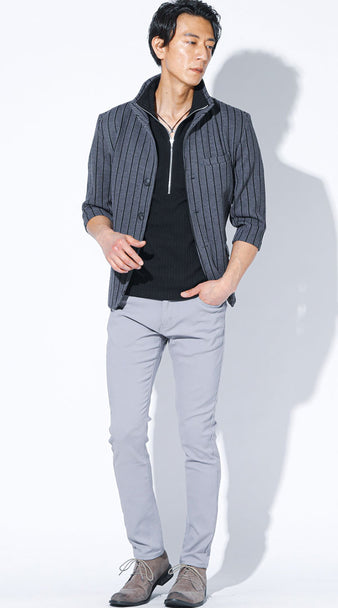 グレージャケット×黒ポロシャツ