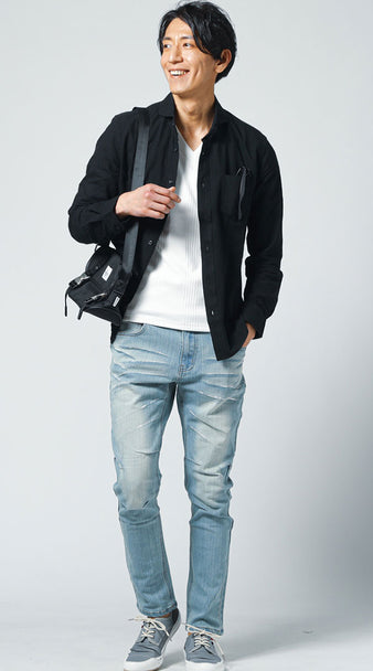 黒シャツ×ブルーデニムズボンのおしゃれなコーデ