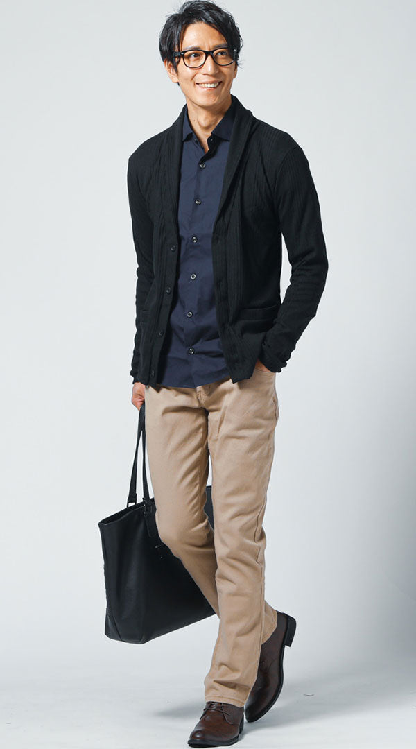 40代メンズにおすすめの黒カーディガンとシャツを使った秋の上品な飲み会コーディネート