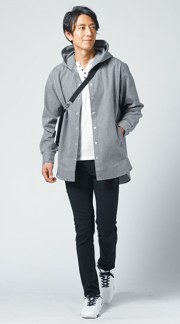 ストライプ柄のシャツパーカーと白ヘンリーネックTシャツを使った春のメンズカジュアルコーディネート