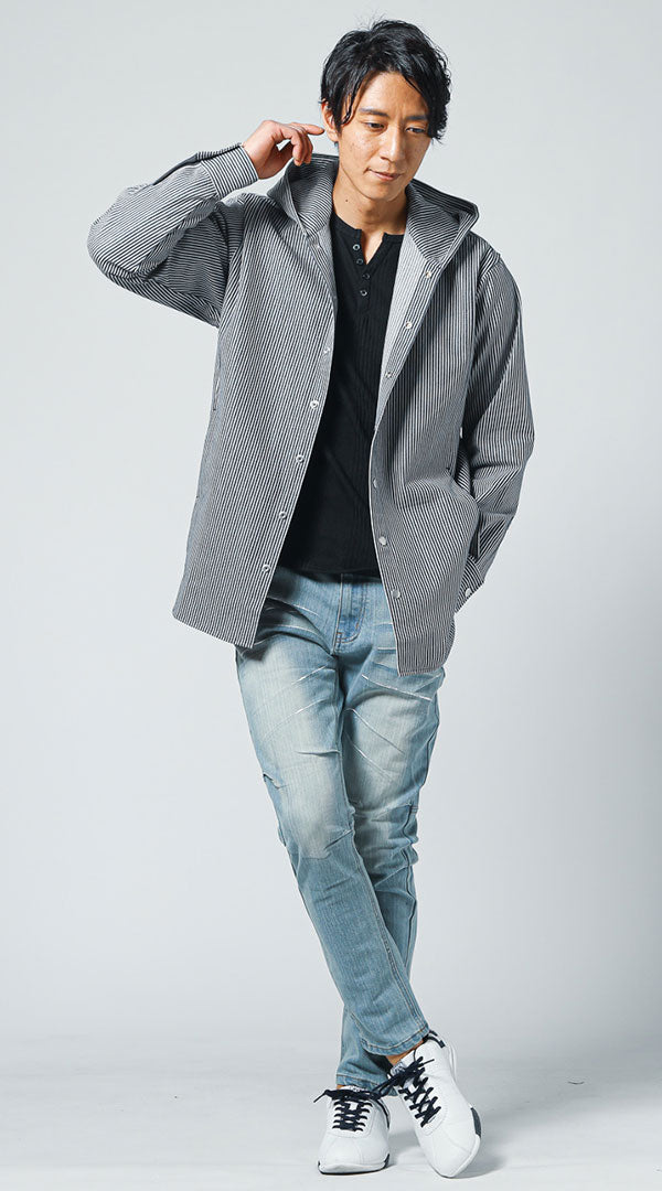 メンズにおすすめの春の淡色デニムと白スニーカーを使った軽やかなパーカースタイル