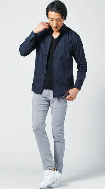 メンズの薄手長袖シャツを使った秋コーデでネイビーのシャツにグレーのパンツを合わせた落ち着いた着こなし