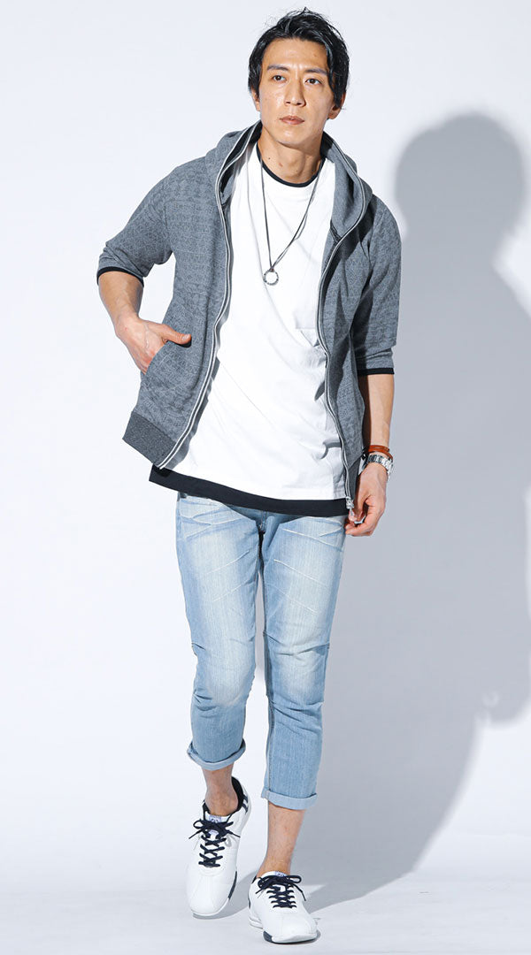 フェイクレイヤード白Tシャツにグレー半袖パーカーとライトブルーデニムを合わせた夏のメンズ白Tコーデ