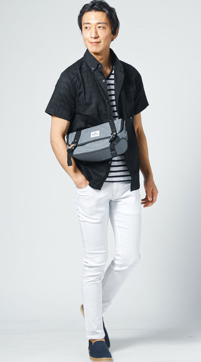 ボーダーインナーとネイビーエスパドリーユで爽やかに仕上げた夏の黒シャツ×白パンツコーデ