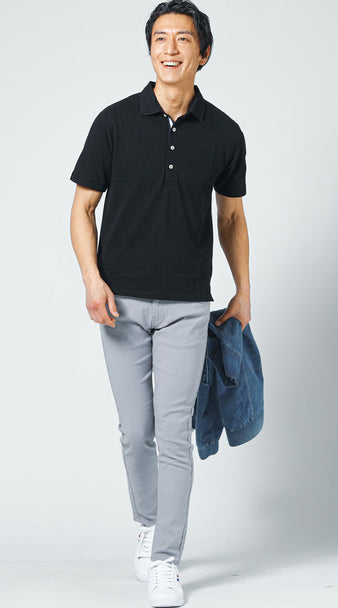 黒ポロシャツと淡グレースリムパンツのモノトーンカジュアルコーデ