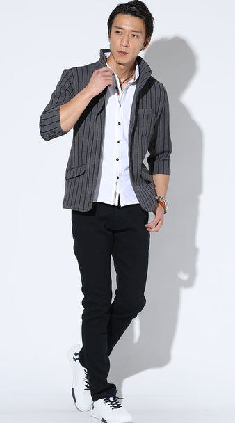 メンズの黒パンツとストライプジャケットの組み合わせコーデ