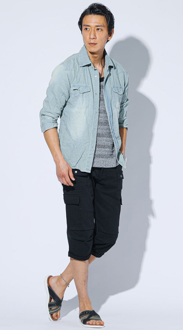 グレーの編み地タンクと黒クロップドパンツにデニムシャツを合わせた夏コーデ