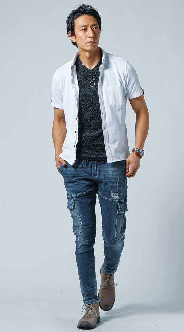 白シャツと黒Tシャツ、ダメージデニムカーゴパンツを合わせた夏のきれいめカジュアルコーデ
