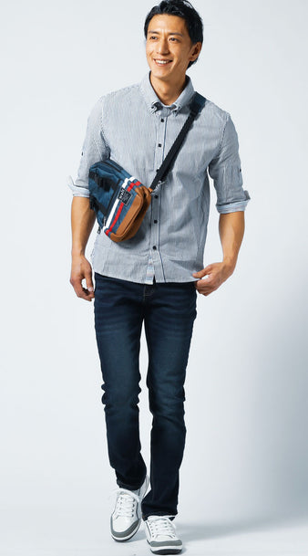 メンズの秋コーデにおすすめのストライプシャツと白グレースニーカー