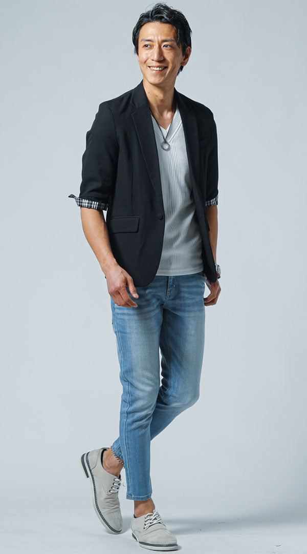 メンズにおすすめのスキニーデニムをはいた男性