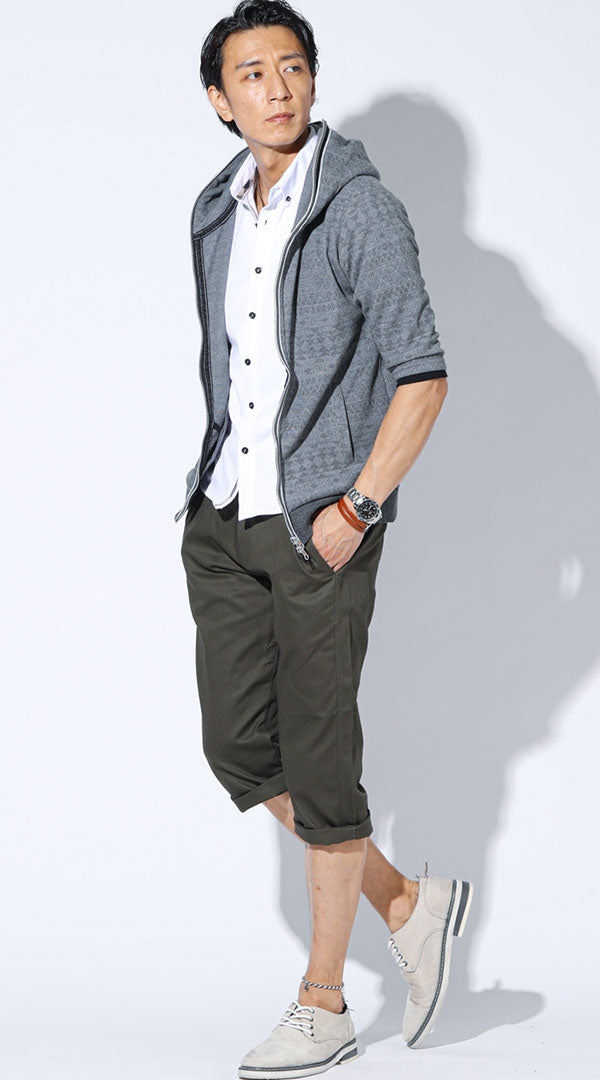 白シャツとグレーパーカーを羽織り、カーキのクロップドパンツを合わせたメンズ夏コーディネート