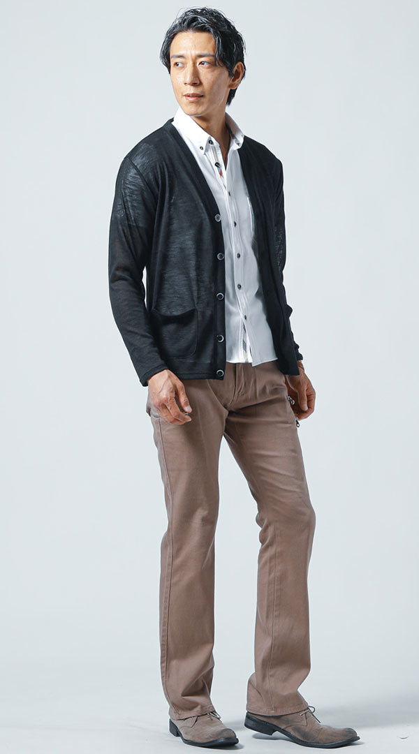 メンズにおすすめの10月に半袖シャツの上から羽織る黒カーディガンとベージュパンツのコーディネート