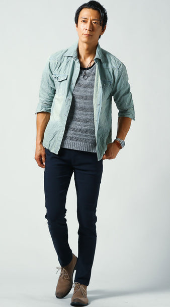 メンズにおすすめの淡色デニムシャツと黒パンツを合わせた秋の抜け感コーディネート