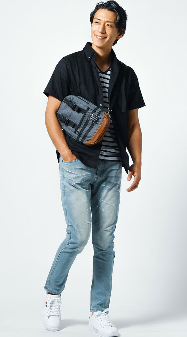 麻混素材の黒シャツとボーダーT・ライトブルーデニムの夏メンズコーデ例|軽快でこなれ感ある着こなしに