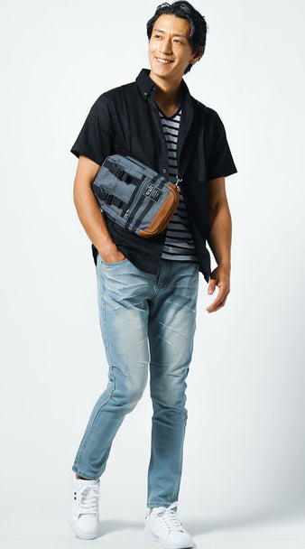 30代メンズの夏におすすめの黒シャツ×ライトデニムコーデ