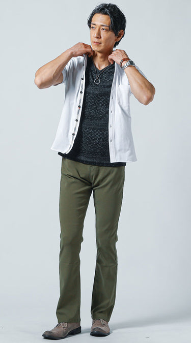白シャツに合うカーキのズボンのコーデ