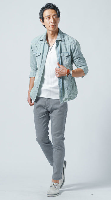 メンズにおすすめのテーパードパンツをはいた男性