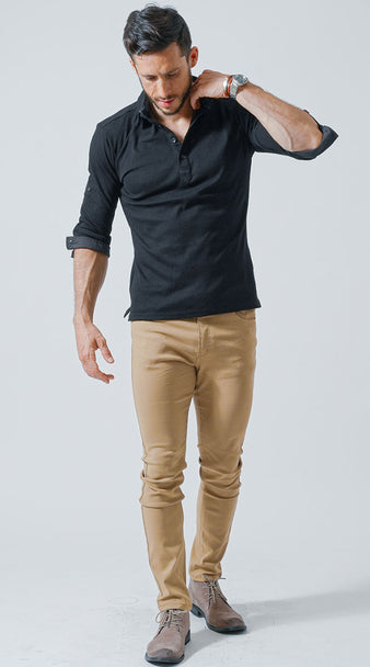 黒の七分袖ポロシャツにベージュの細身チノパンを合わせたスタイルアップ効果のあるコーディネート