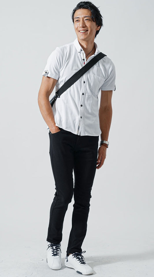白半袖シャツ　黒テーパードパンツ　ダークグレーボディバッグ　snp_lx1120