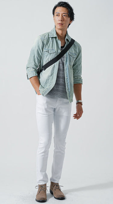 水色の服×白パンツコーデ例