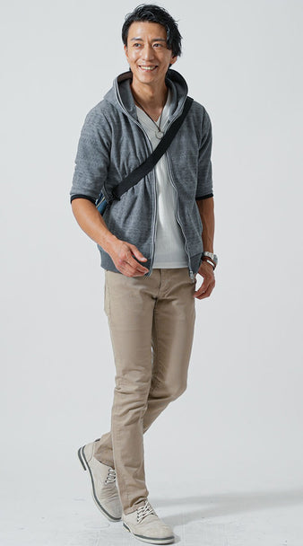 グレーパーカーとベージュパンツにネイビーボディバッグを合わせた大人のカジュアルコーデ