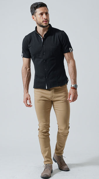 黒シャツ×ベージュズボンのおしゃれなコーデ