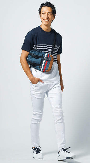 メンズにおすすめのショルダーバッグを背負っている男性