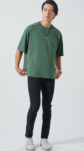 濃いオリーブグリーンの半袖Tシャツと黒スキニーパンツを合わせたメンズのシンプルな色合わせコーディネート例