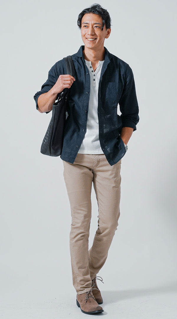 メンズにおすすめのネイビーシャツとベージュパンツの夏コーディネート