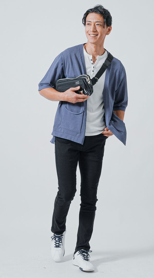 メンズにおすすめの花火大会デート向けカーディガン×白Tシャツ×黒パンツコーデ