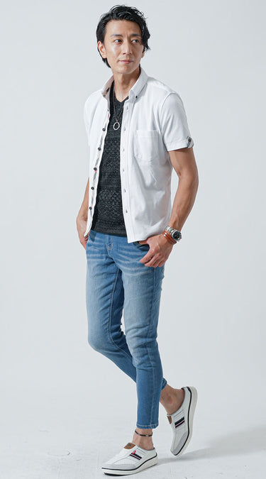 前開きの白シャツ×デニムコーデ